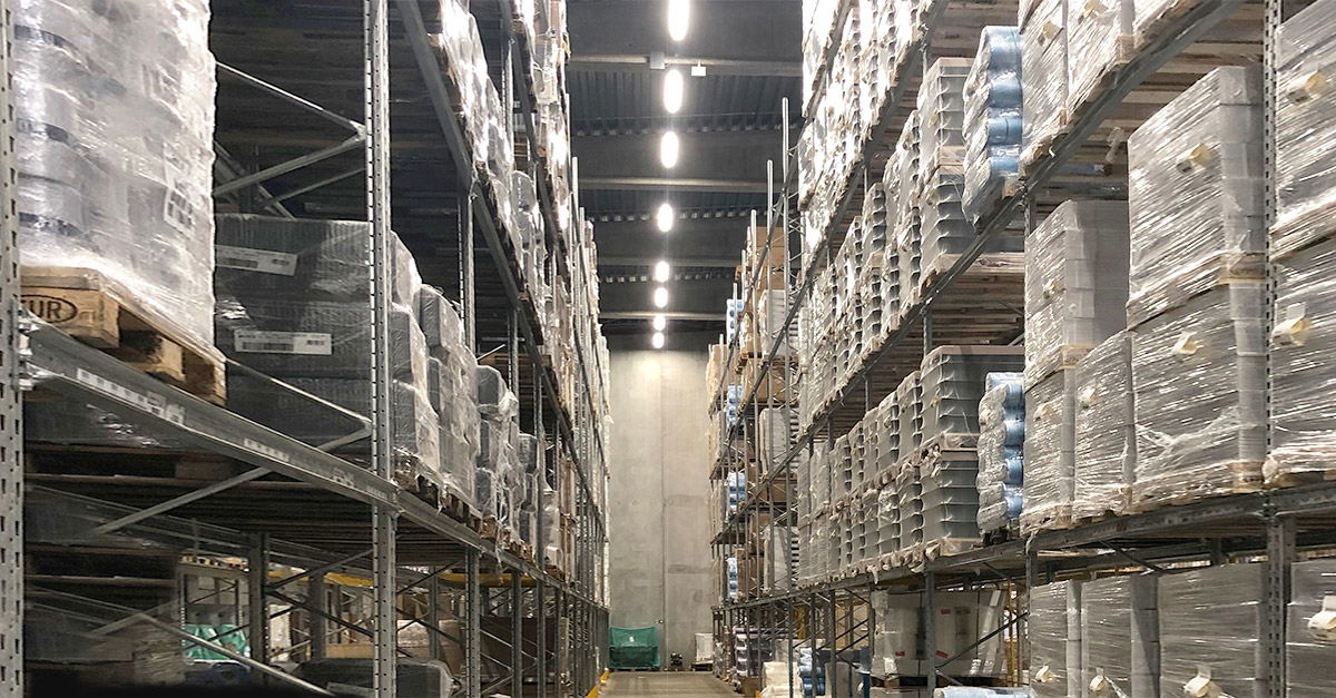 Lysrenovering førte til udskiftning af 1.000 armaturer Stort lagerrum med 80W VALETTA indendørs industriarmatur høj effektivitet og hurtig installation energibesparelse på 50 %