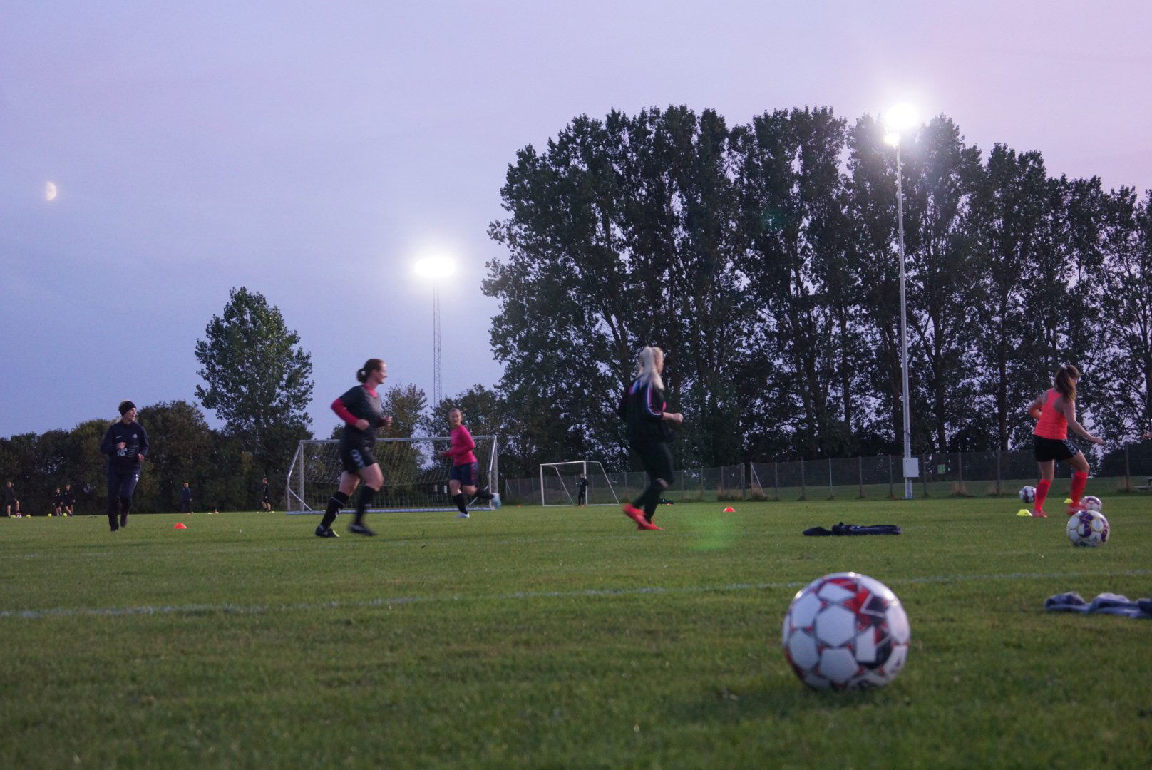 Bedre oplevelser med LED sportsbelysning Banebelysning med trådløse LED HAWK armaturer og leve op til DBU’s krav om en belysningsstyrke på 125 lux